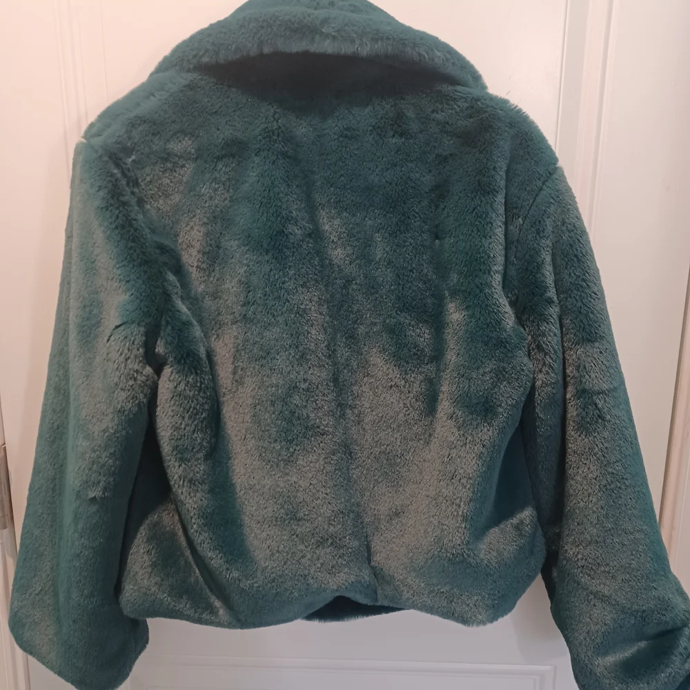 NWT STUNNING DARK TEAL SIZE MEDIUM PLUSH FAUX FUR JACKET! - Picture 2 of 4